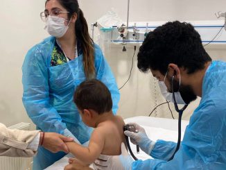 Personal de salud llamando a reforzar la prevención y vacunación contra el coqueluche