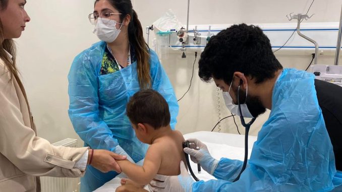 Personal de salud llamando a reforzar la prevención y vacunación contra el coqueluche