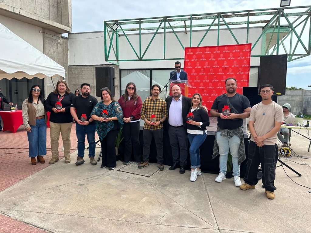 Funcionarios municipales de Los Vilos celebrando su día en el Centro Cultural Blas Alarcón