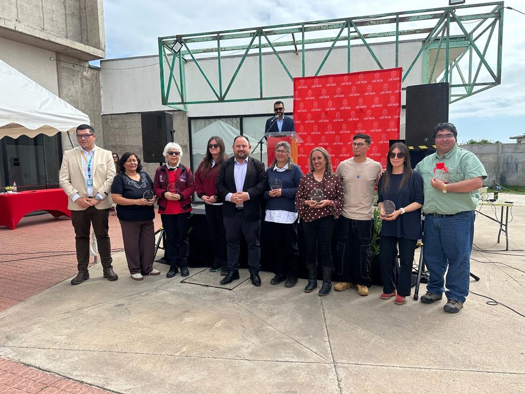 Funcionarios municipales de Los Vilos celebrando su día en el Centro Cultural Blas Alarcón