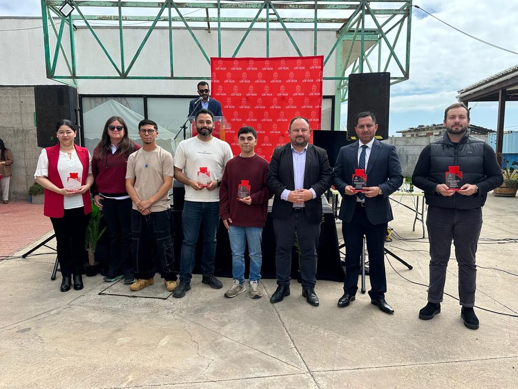 Funcionarios municipales de Los Vilos celebrando su día en el Centro Cultural Blas Alarcón