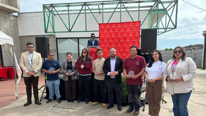 Funcionarios municipales de Los Vilos celebrando su día en el Centro Cultural Blas Alarcón