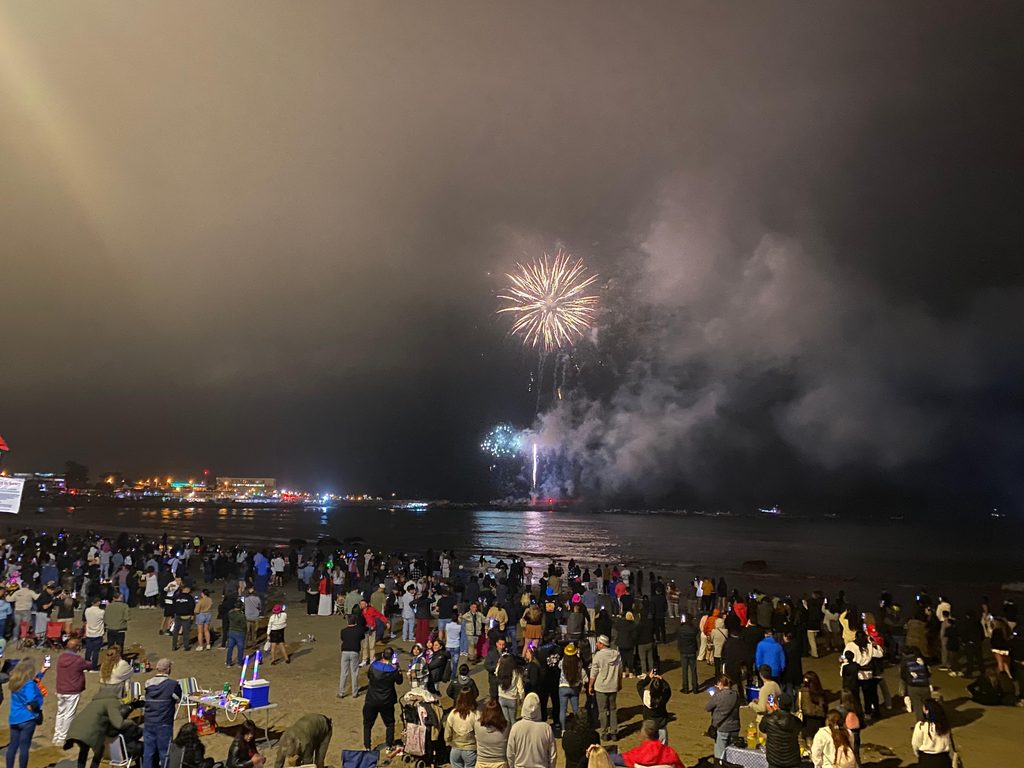 Espectáculo de fuegos artificiales y celebración de Año Nuevo en la costa de Los Vilos