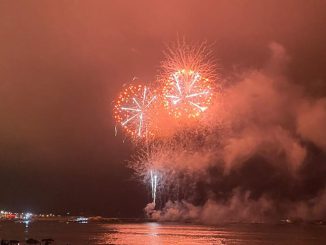 Espectáculo de fuegos artificiales y celebración de Año Nuevo en la costa de Los Vilos