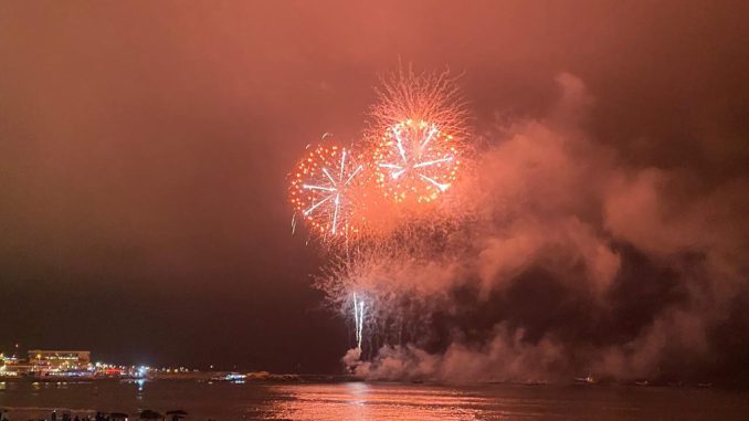 Espectáculo de fuegos artificiales y celebración de Año Nuevo en la costa de Los Vilos