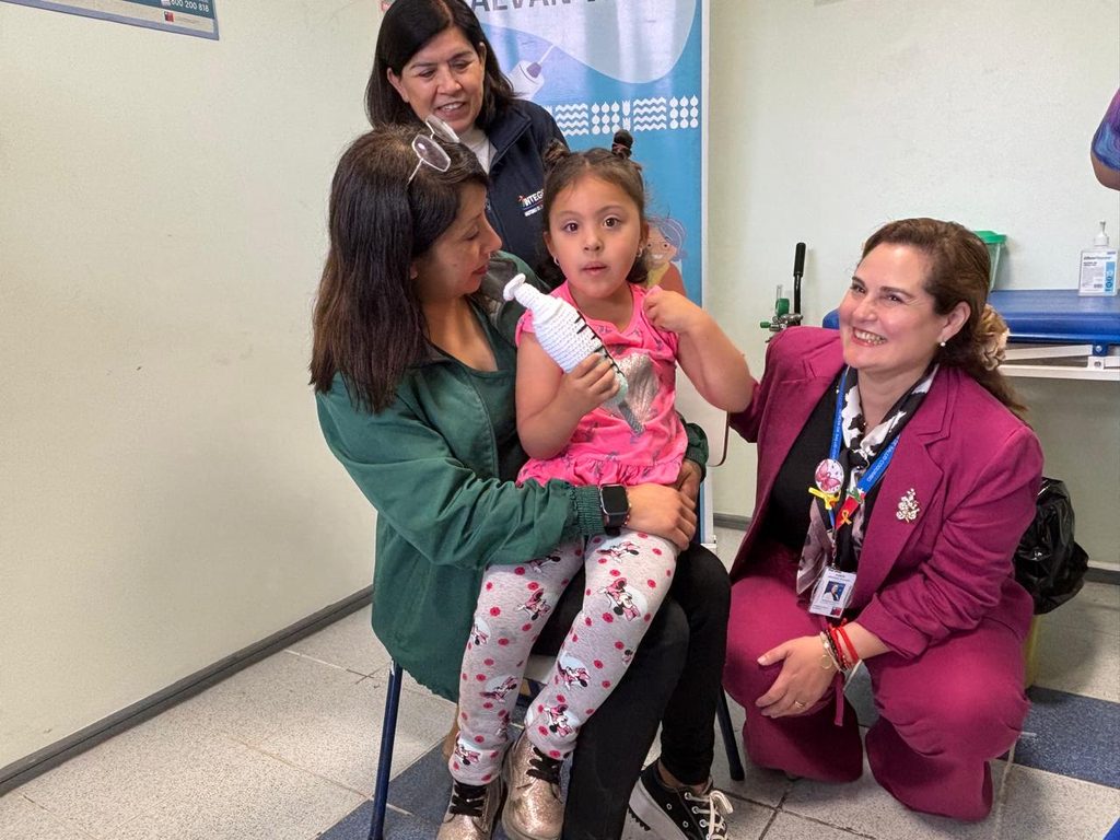 Autoridades sanitarias revisan la cartilla de vacunación contra el sarampión en un jardín infantil de La Serena