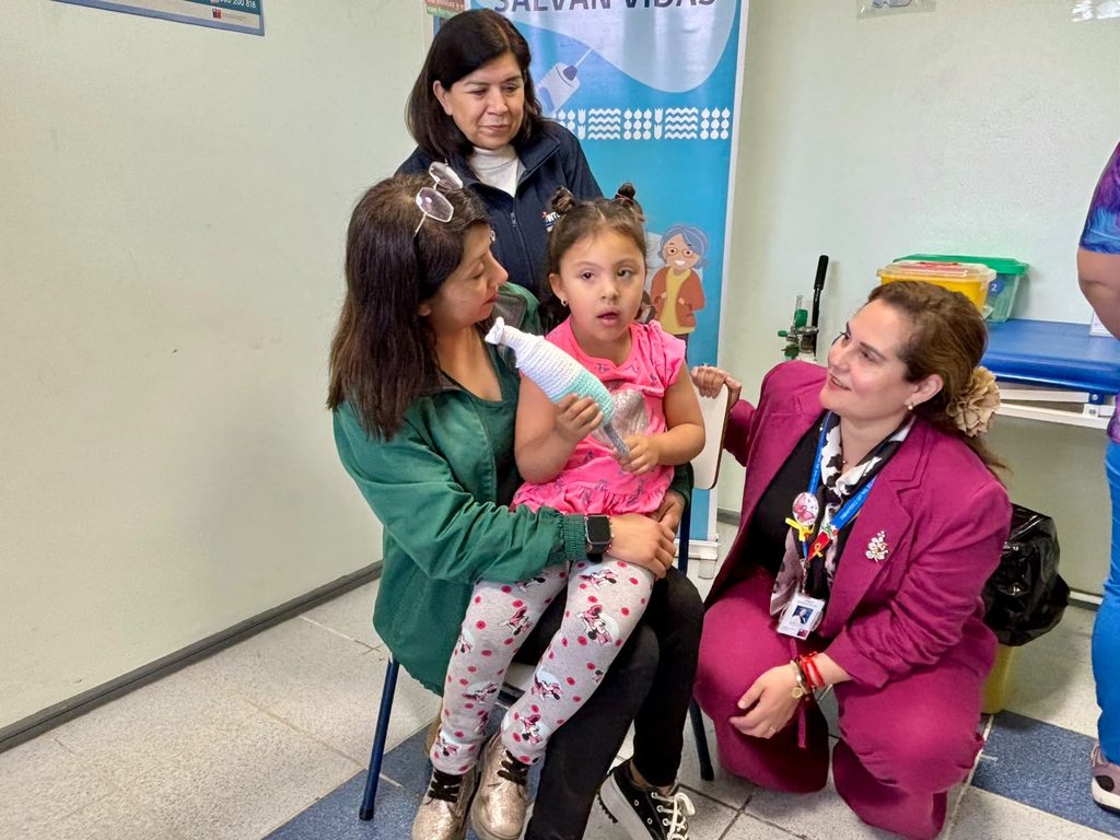 Autoridades sanitarias revisan la cartilla de vacunación contra el sarampión en un jardín infantil de La Serena