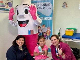 Autoridades sanitarias revisan la cartilla de vacunación contra el sarampión en un jardín infantil de La Serena