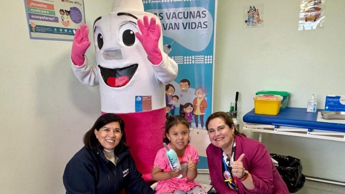 Autoridades sanitarias revisan la cartilla de vacunación contra el sarampión en un jardín infantil de La Serena
