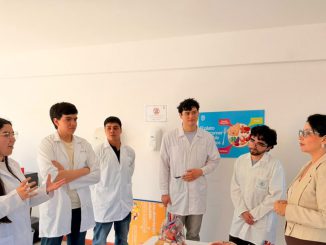 Estudiantes de institutos profesionales celebrando la nueva convocatoria de becas de magister del Ministerio de Ciencia