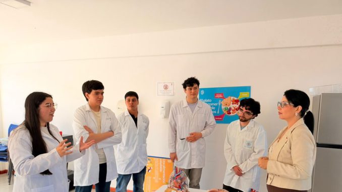 Estudiantes de institutos profesionales celebrando la nueva convocatoria de becas de magister del Ministerio de Ciencia