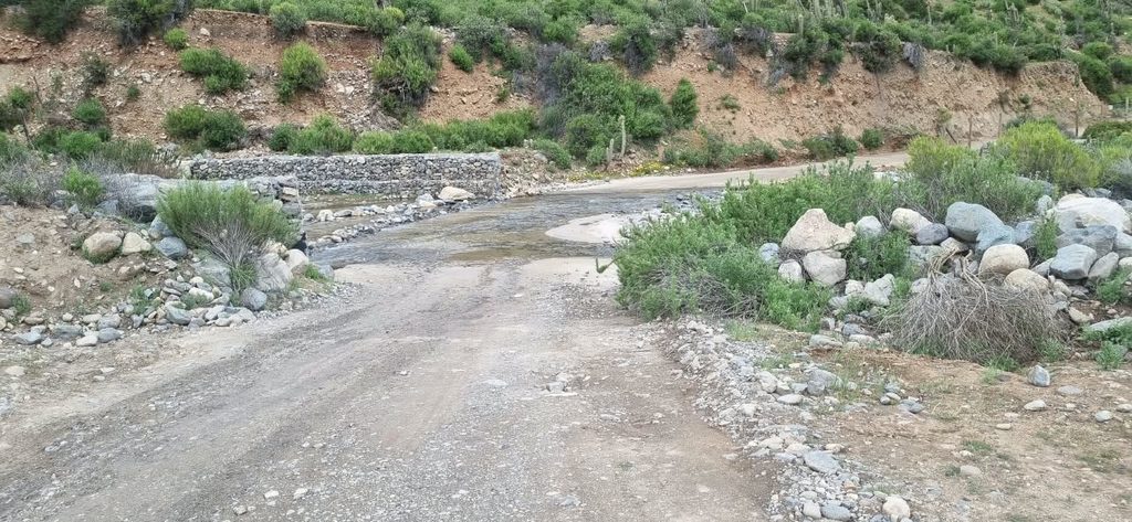 Autoridades y equipos municipales evaluando sectores afectados por precipitaciones en Los Vilos