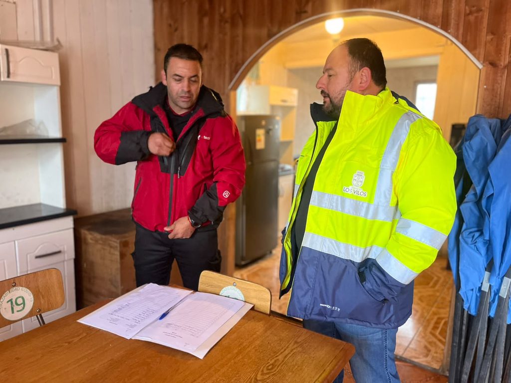 Autoridades y equipos municipales evaluando sectores afectados por precipitaciones en Los Vilos