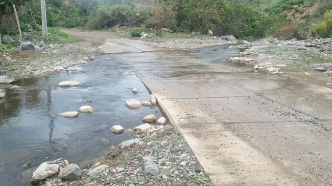 Autoridades y equipos municipales evaluando sectores afectados por precipitaciones en Los Vilos