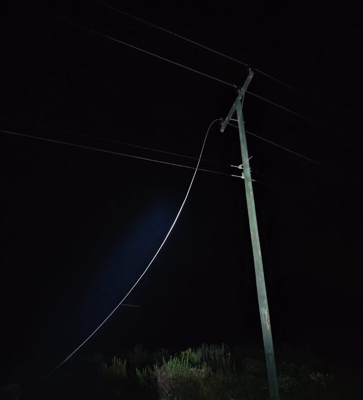 Trabajadores reparando cables de tendido eléctrico tras un robo en La Higuera