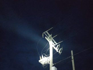 Trabajadores reparando cables de tendido eléctrico tras un robo en La Higuera
