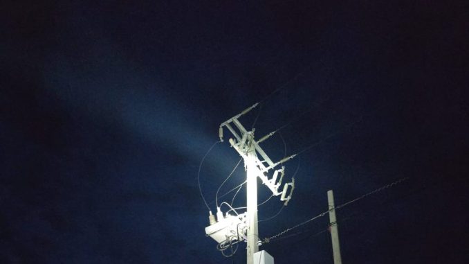 Trabajadores reparando cables de tendido eléctrico tras un robo en La Higuera