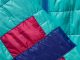 Persona reparando una prenda de ropa en una tienda de Patagonia durante una jornada gratuita