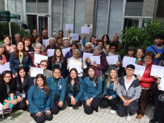 Personas mayores recibiendo sus diplomas tras finalizar el taller de alfabetización digital en Santo Tomás Ovalle