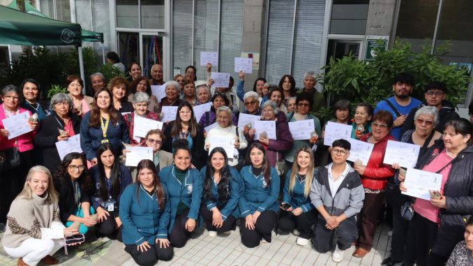 Personas mayores recibiendo sus diplomas tras finalizar el taller de alfabetización digital en Santo Tomás Ovalle
