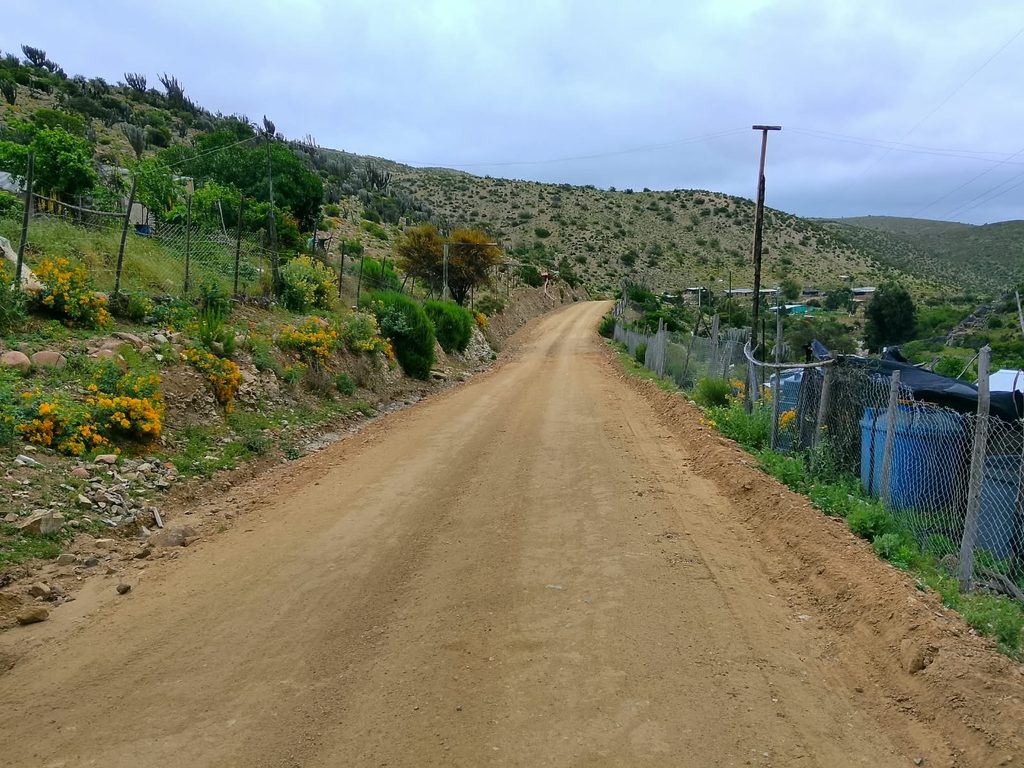 Trabajadores y autoridades revisando el plano de la ruta D-713 en Punitaqui