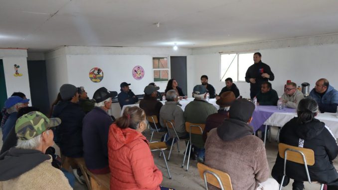 Trabajadores y autoridades revisando el plano de la ruta D-713 en Punitaqui