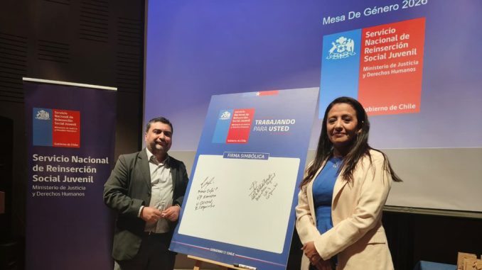 Firma simbólica del convenio entre Reinserción Juvenil y la Universidad Central en Coquimbo para fortalecer el trabajo con jóvenes