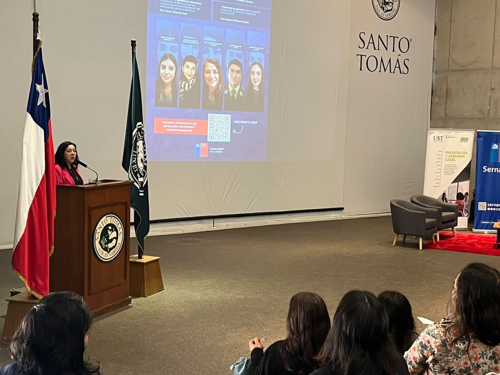 Participantes del seminario de prevencion de violencias de genero organizado por SernamEG y la Universidad Santo Tomas en Coquimbo