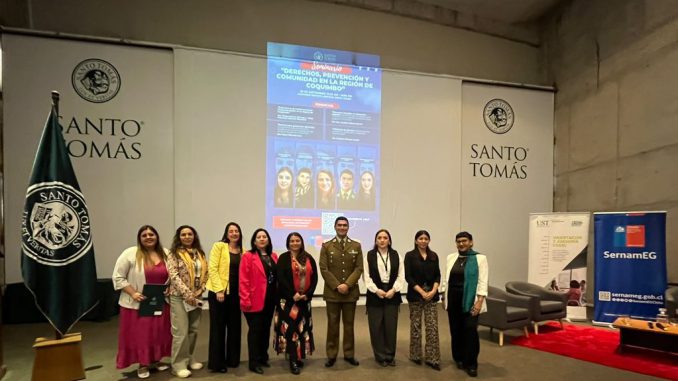 Participantes del seminario de prevencion de violencias de genero organizado por SernamEG y la Universidad Santo Tomas en Coquimbo
