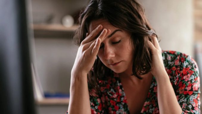 Autoridad de salud explicando la importancia de reconocer los sintomas del accidente cerebrovascular en Chile.