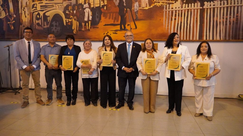 Funcionarios de la educacion de Paihuano recibiendo reconocimiento por trayectoria junto al SLEP Elqui y gremios.