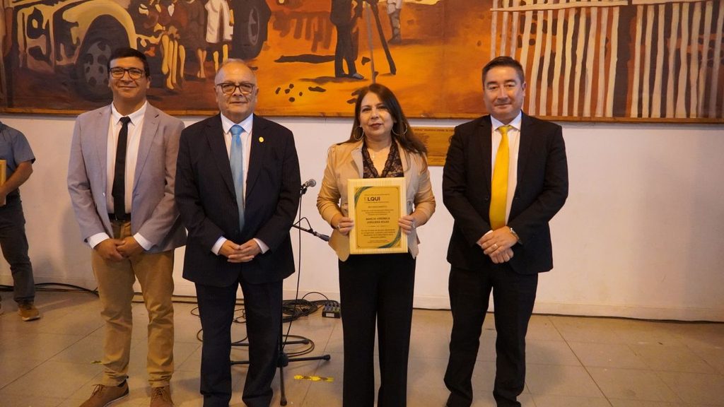 Funcionarios de la educacion de Paihuano recibiendo reconocimiento por trayectoria junto al SLEP Elqui y gremios.