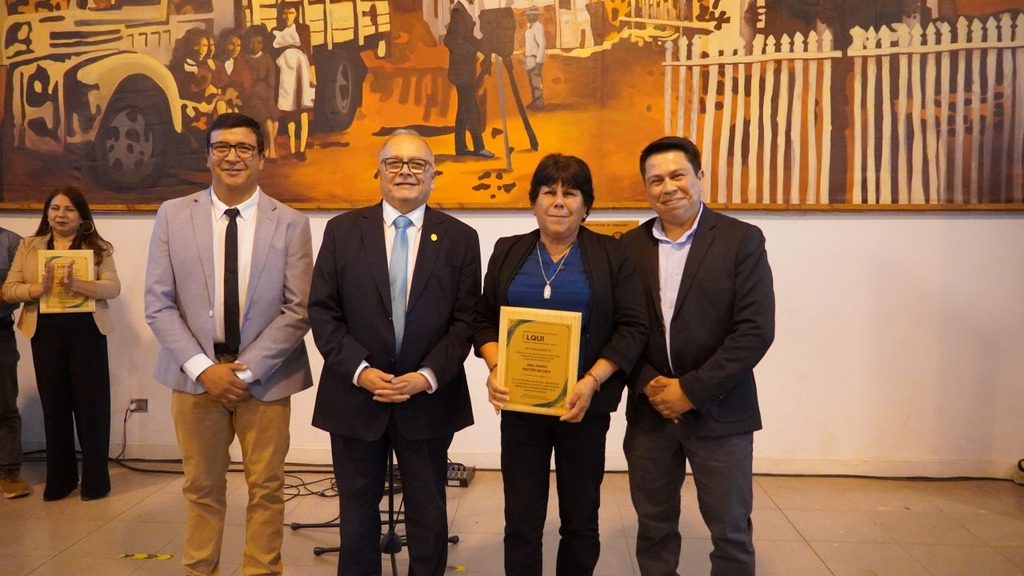Funcionarios de la educacion de Paihuano recibiendo reconocimiento por trayectoria junto al SLEP Elqui y gremios.