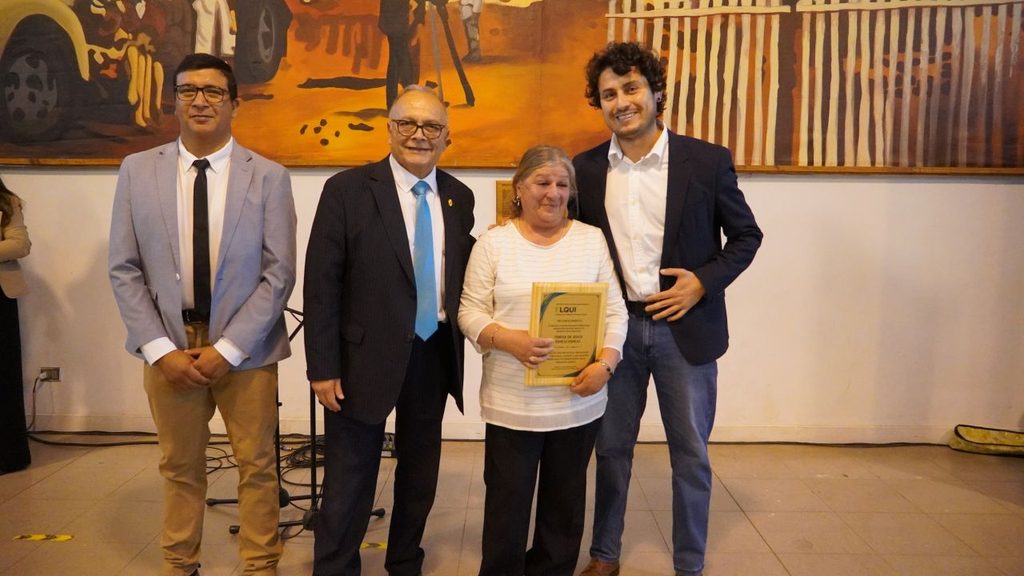 Funcionarios de la educacion de Paihuano recibiendo reconocimiento por trayectoria junto al SLEP Elqui y gremios.