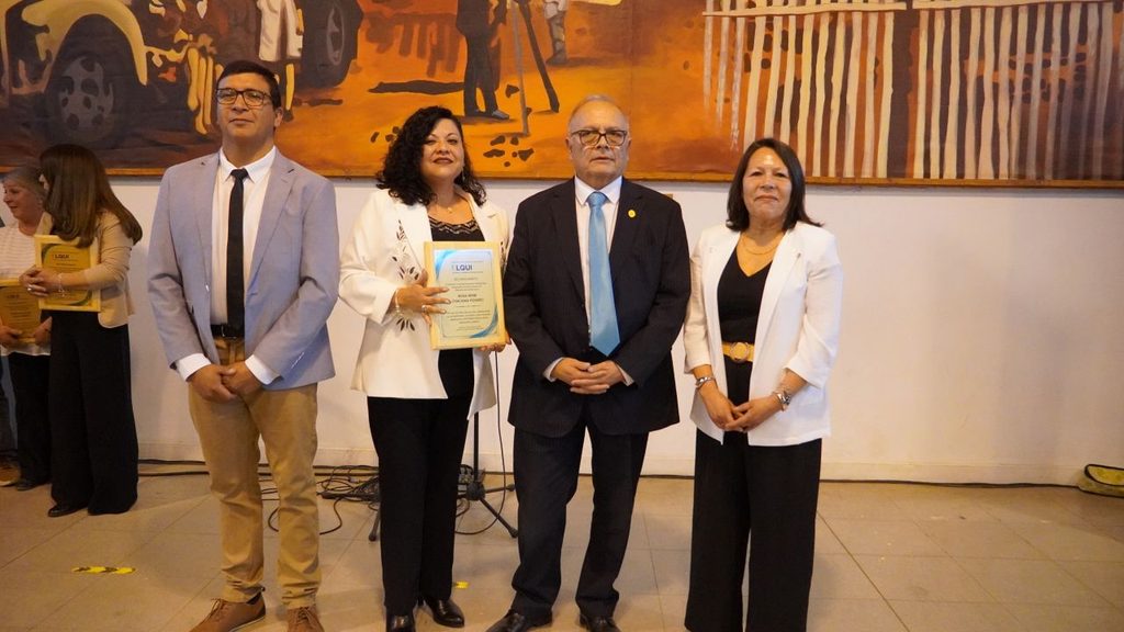 Funcionarios de la educacion de Paihuano recibiendo reconocimiento por trayectoria junto al SLEP Elqui y gremios.
