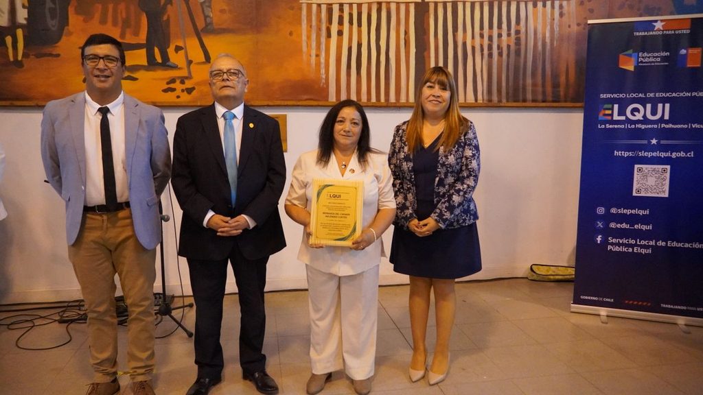 Funcionarios de la educacion de Paihuano recibiendo reconocimiento por trayectoria junto al SLEP Elqui y gremios.