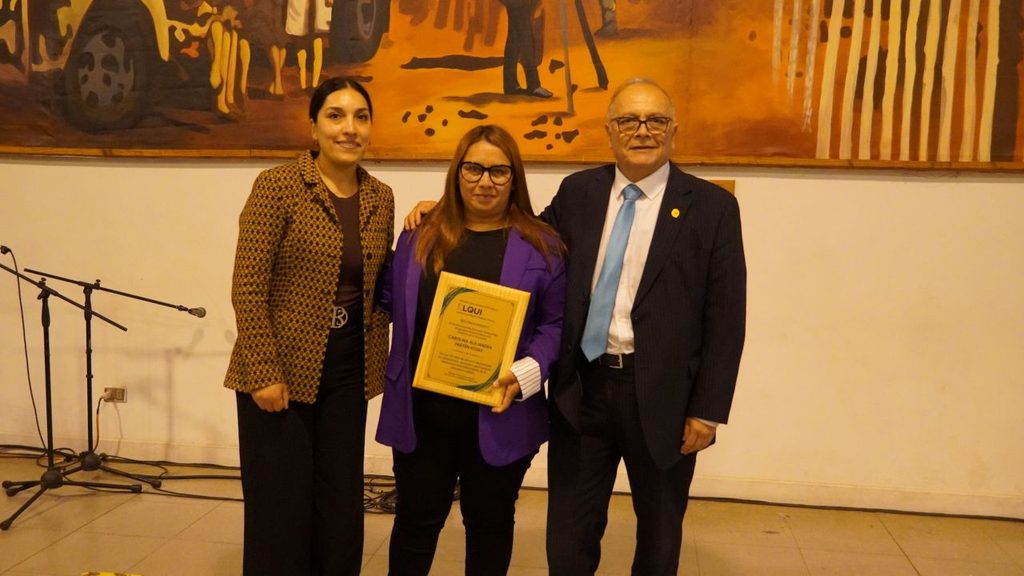 Funcionarios de la educacion de Paihuano recibiendo reconocimiento por trayectoria junto al SLEP Elqui y gremios.