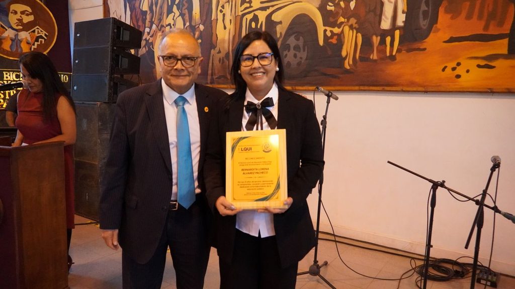 Funcionarios de la educacion de Paihuano recibiendo reconocimiento por trayectoria junto al SLEP Elqui y gremios.