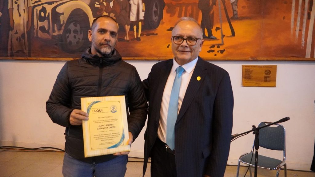 Funcionarios de la educacion de Paihuano recibiendo reconocimiento por trayectoria junto al SLEP Elqui y gremios.