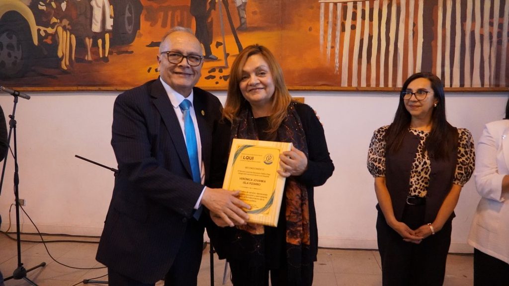 Funcionarios de la educacion de Paihuano recibiendo reconocimiento por trayectoria junto al SLEP Elqui y gremios.