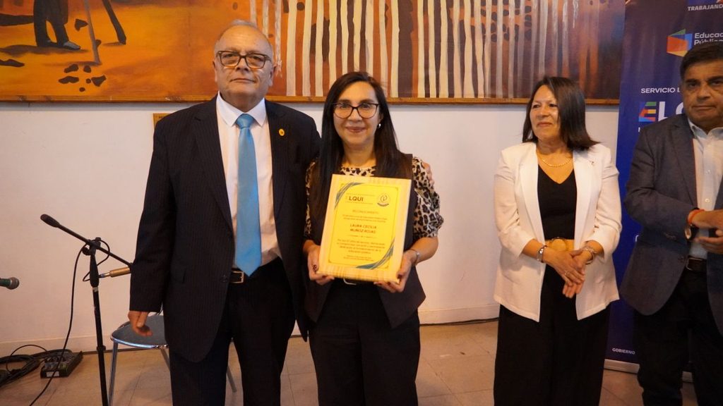 Funcionarios de la educacion de Paihuano recibiendo reconocimiento por trayectoria junto al SLEP Elqui y gremios.