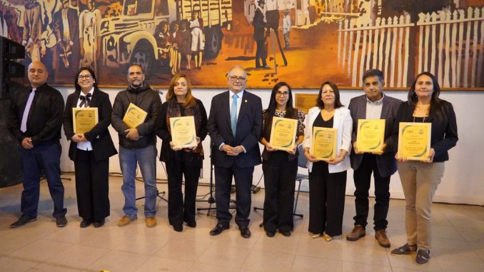 Funcionarios de la educacion de Paihuano recibiendo reconocimiento por trayectoria junto al SLEP Elqui y gremios.