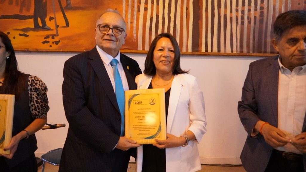 Funcionarios de la educacion de Paihuano recibiendo reconocimiento por trayectoria junto al SLEP Elqui y gremios.