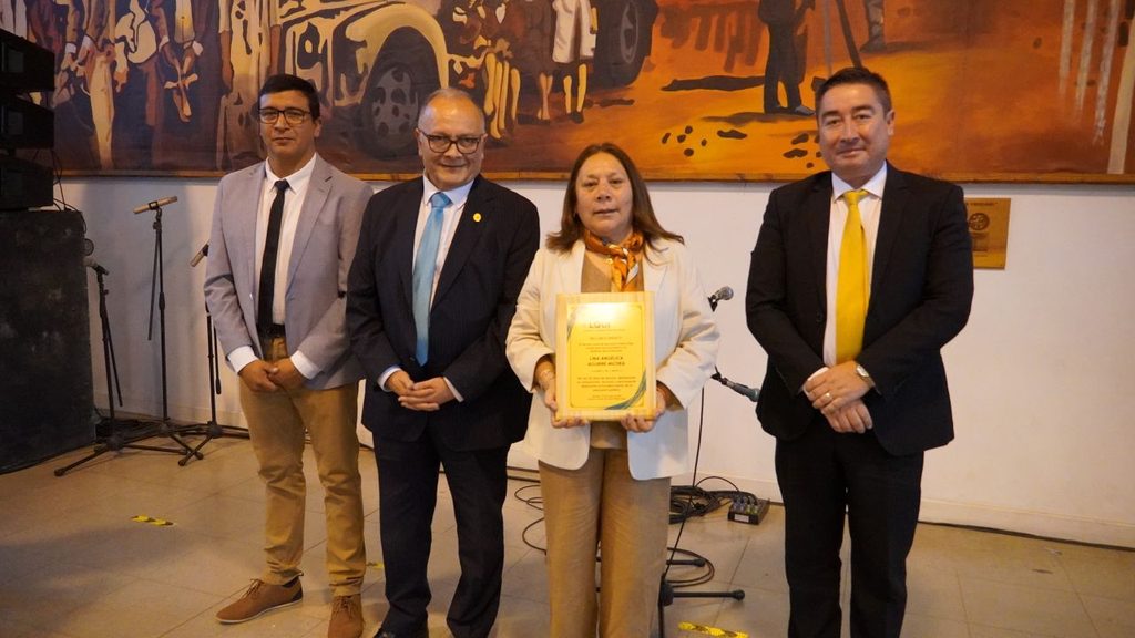 Funcionarios de la educacion de Paihuano recibiendo reconocimiento por trayectoria junto al SLEP Elqui y gremios.