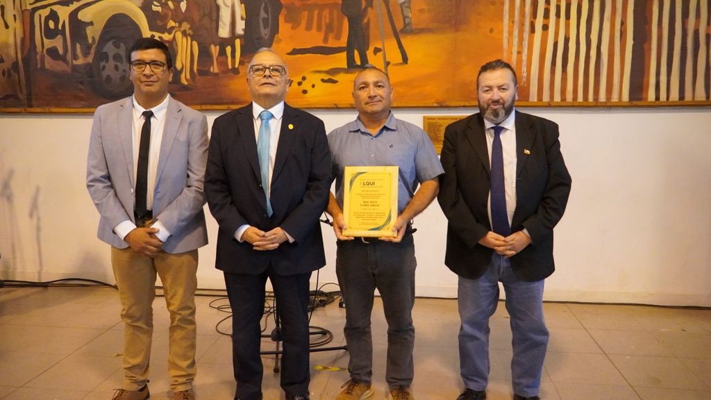 Funcionarios de la educacion de Paihuano recibiendo reconocimiento por trayectoria junto al SLEP Elqui y gremios.