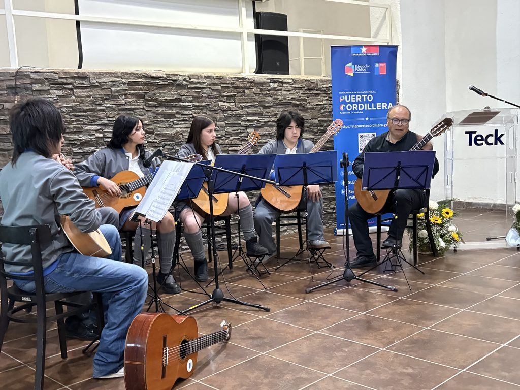 Ceremonia de reconocimiento a asistentes de la educación en Coquimbo y Andacollo por SLEP Puerto Cordillera
