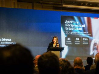 La subsecretaria de Relaciones Económicas Internacionales Paula Estévez exponiendo sobre comercio global en evento de CSAV