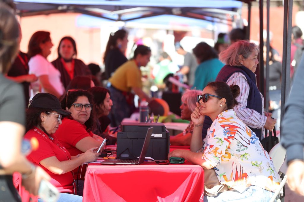 Vecinos de Las Compañías participando en el operativo social Municipio XL en la Plaza San Bartolomé