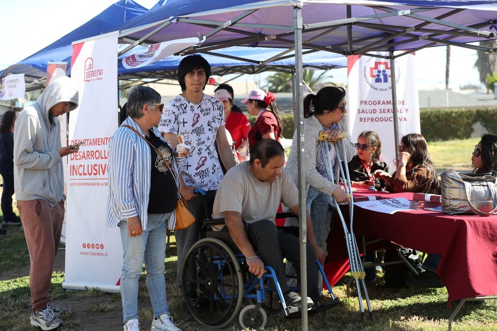 Vecinos de Las Compañías participando en el operativo social Municipio XL en la Plaza San Bartolomé