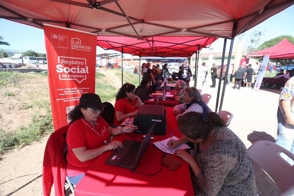 Vecinos de Las Compañías participando en el operativo social Municipio XL en la Plaza San Bartolomé